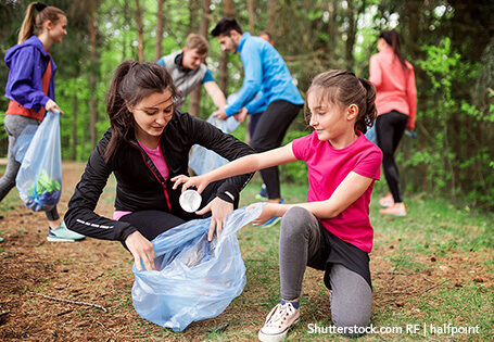 Schüler:innen sammeln Müll beim Joggen im Wald