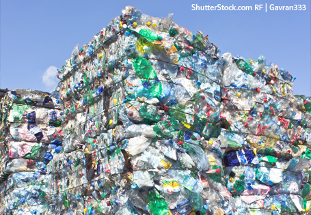 PET-Flaschen auf dem Weg zum Recyceln – oder zur Verbrennungsanlage Stapel aus gepressten PET-Flaschen