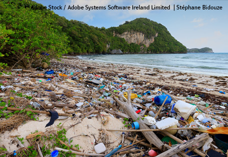 Strand mit Plastikabfällen
