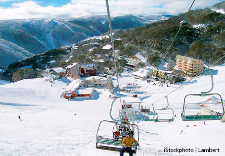 Viele Betriebe leben vom Skitourismus, besonders Liftbetreiber. Sessellift auf dem Weg nach oben