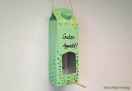 Basteltipp: So verwandelt ihr einen Getränkekarton in ein Vogelhaus!