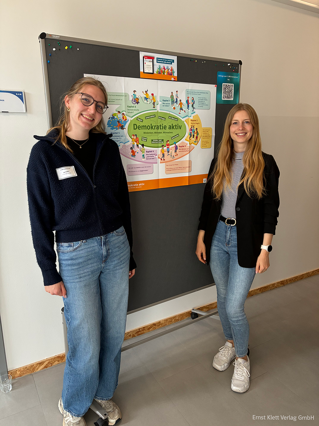 Mona_Lea_BNE_Kompetenztag zwei Frauen vor einem Plakat zum Thema Demokratie