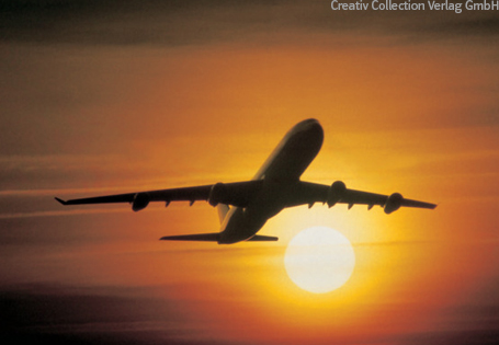Beitragsbild_Lesetipp_BNE_Urlaub Flugzeug vor Sonnenuntergang